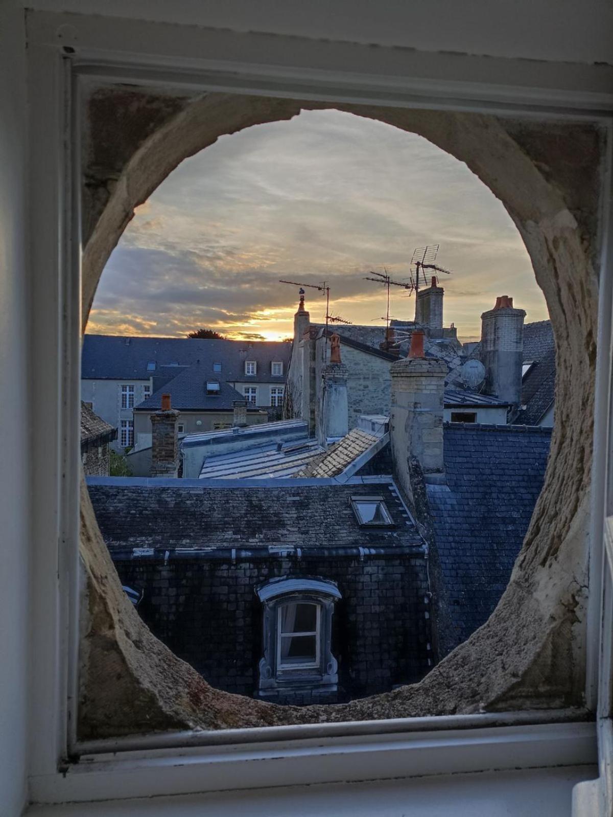 Charmant Appartement Renove Bayeux Exterior photo